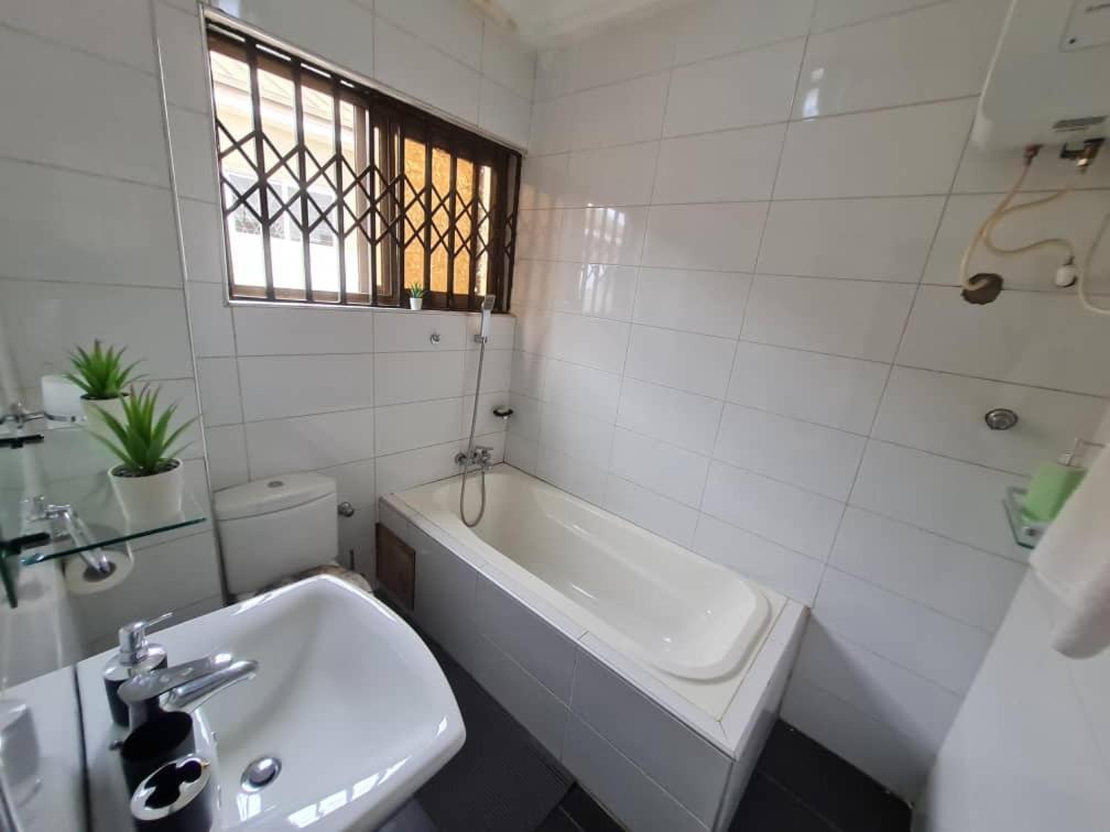 Nesta Barron -Home Away From Home North Legon Esterno foto