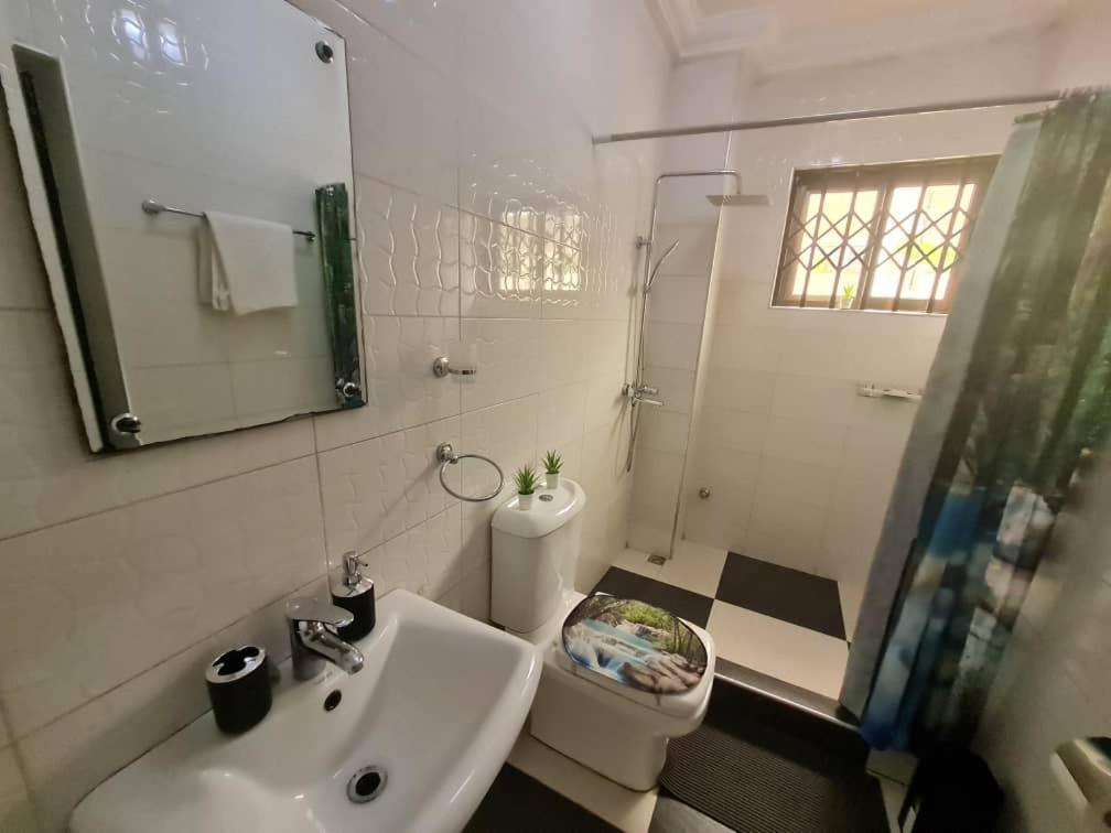 Nesta Barron -Home Away From Home North Legon Camera foto