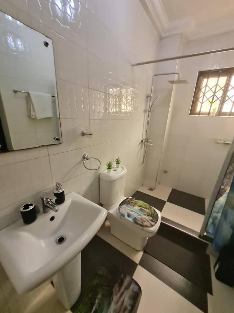 Nesta Barron -Home Away From Home North Legon Camera foto