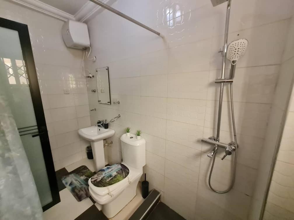 Nesta Barron -Home Away From Home North Legon Camera foto