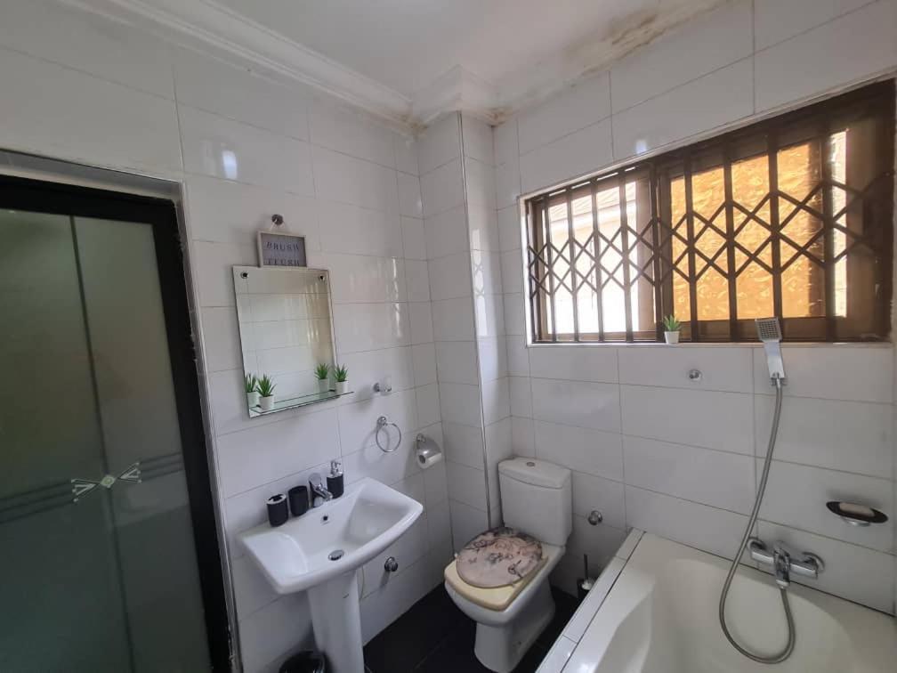 Nesta Barron -Home Away From Home North Legon Camera foto